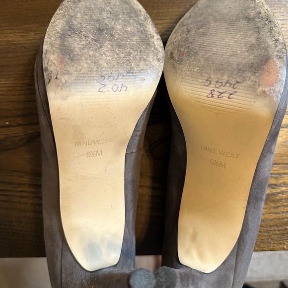 3.5” heel, perfect for dress up or down; true to size - Picture 4 of 4